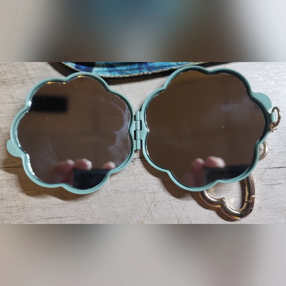 Compact - Picture 3 of 3